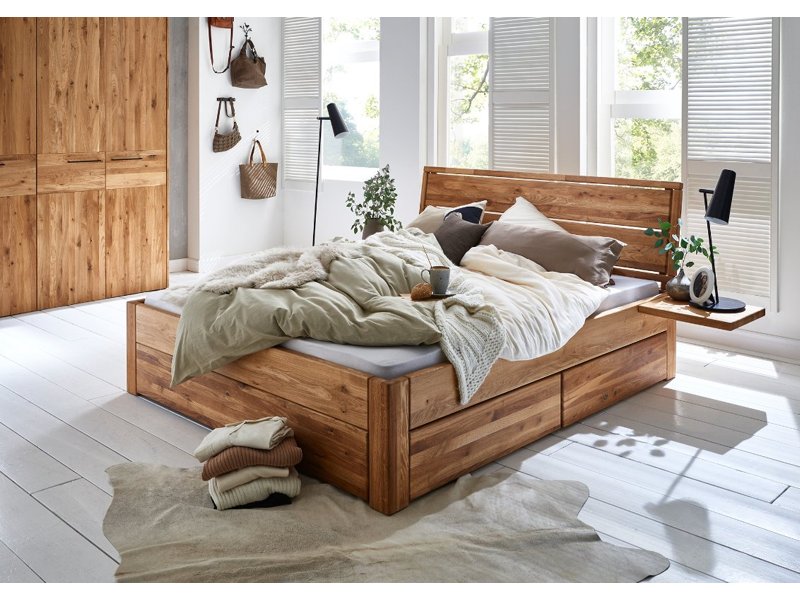 Massief houten bed met laden en opbergplank