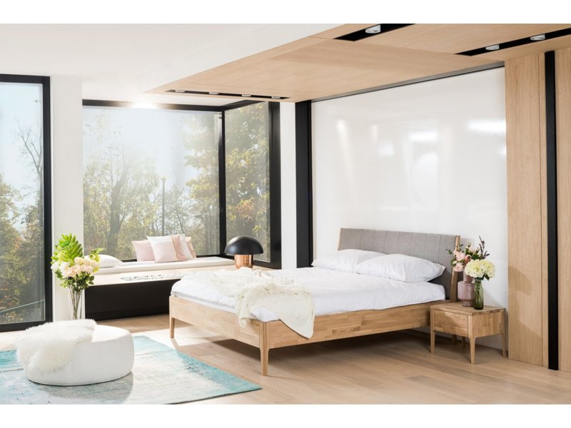 Houten bed Pearl met grijs geweven stof over massief houten hoofdbord