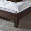 Detail tapse poot houten bed Lucas