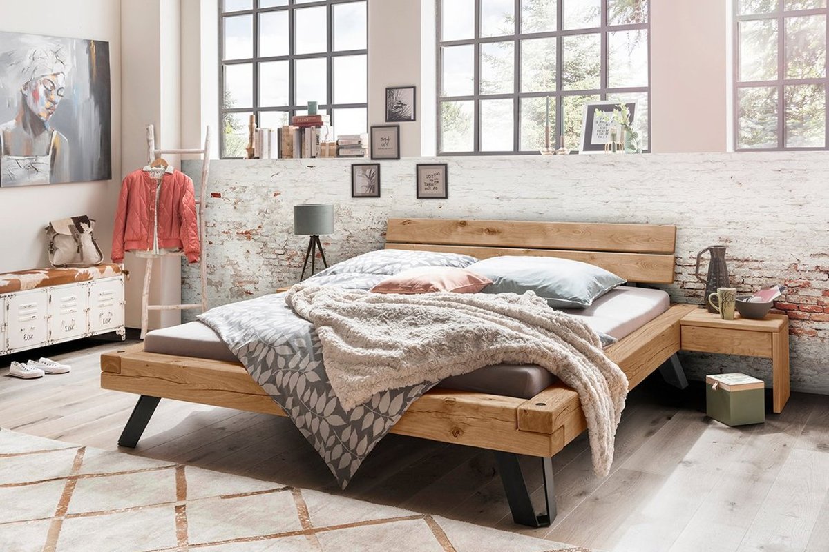 Robuust houten bed met 4 metalen poten