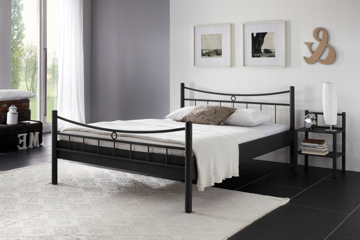 Metalen twijfelaar bed Saskia mat zwart