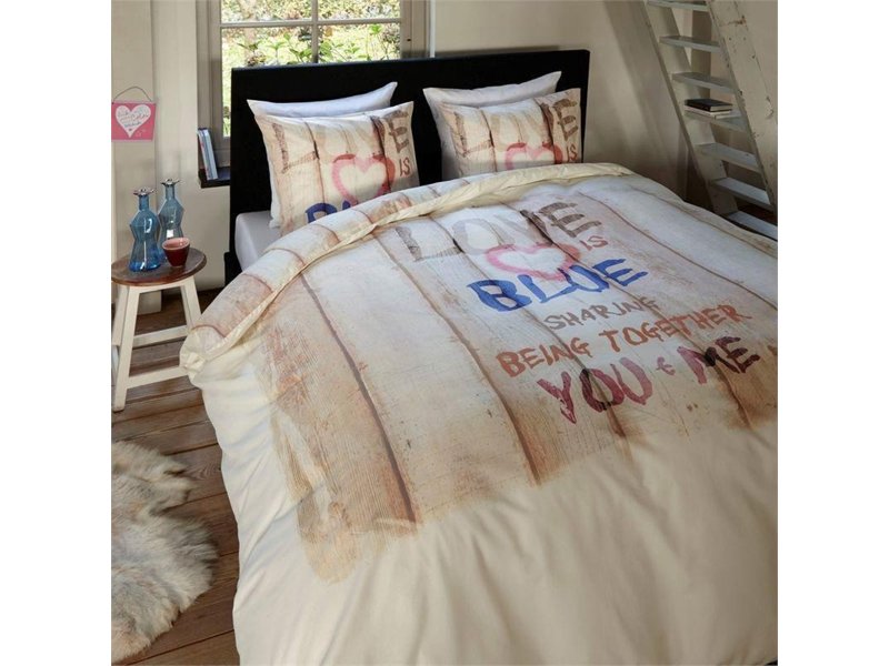 Love-is-Blue-op-bed