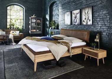 Houten bed met leren hoofdbord en subtiele houten poten