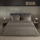 Uni Linea Taupe op bed helemaal