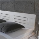 Detail hoofdbord houten bed Luuk wit gebeitst