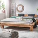 Massief houten bed Woody met houten hoofdbord en kussens