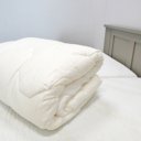 4-seizoenen opruimings dekbed  Dauna Soft opgevouwen op bed