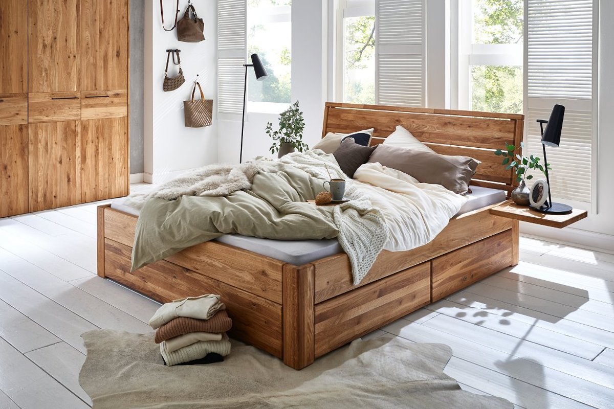 Massief houten bed met laden en opbergplank