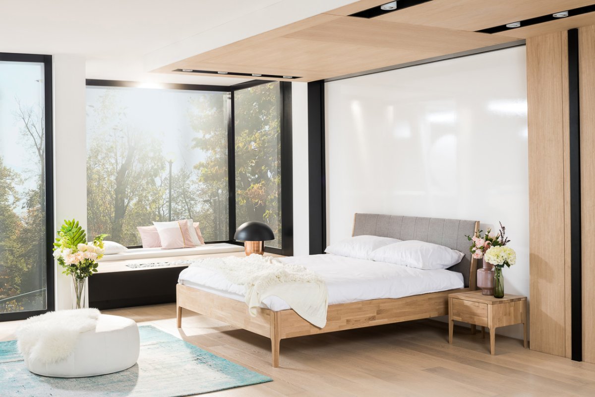 Houten tweepersoons bed Pearl met grijs geweven hoofdbord stof