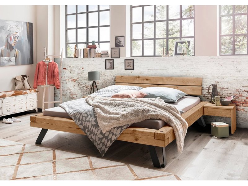 Robuust houten bed met 4 metalen poten