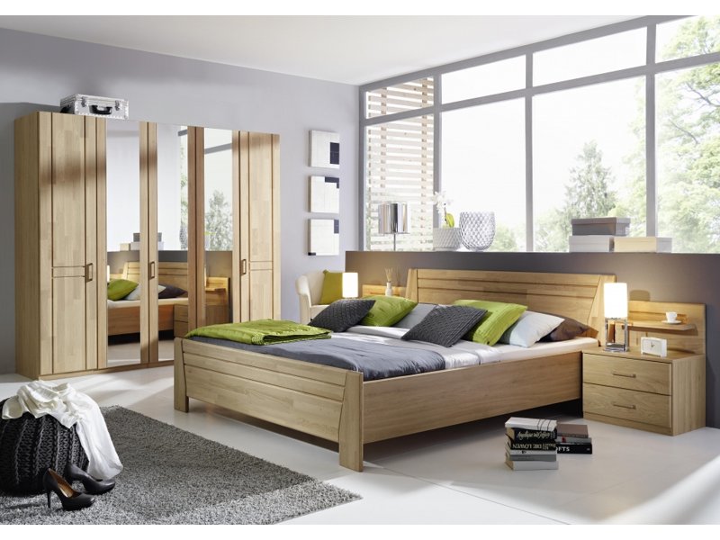 Houten bed met bijpassende nachtkastjes