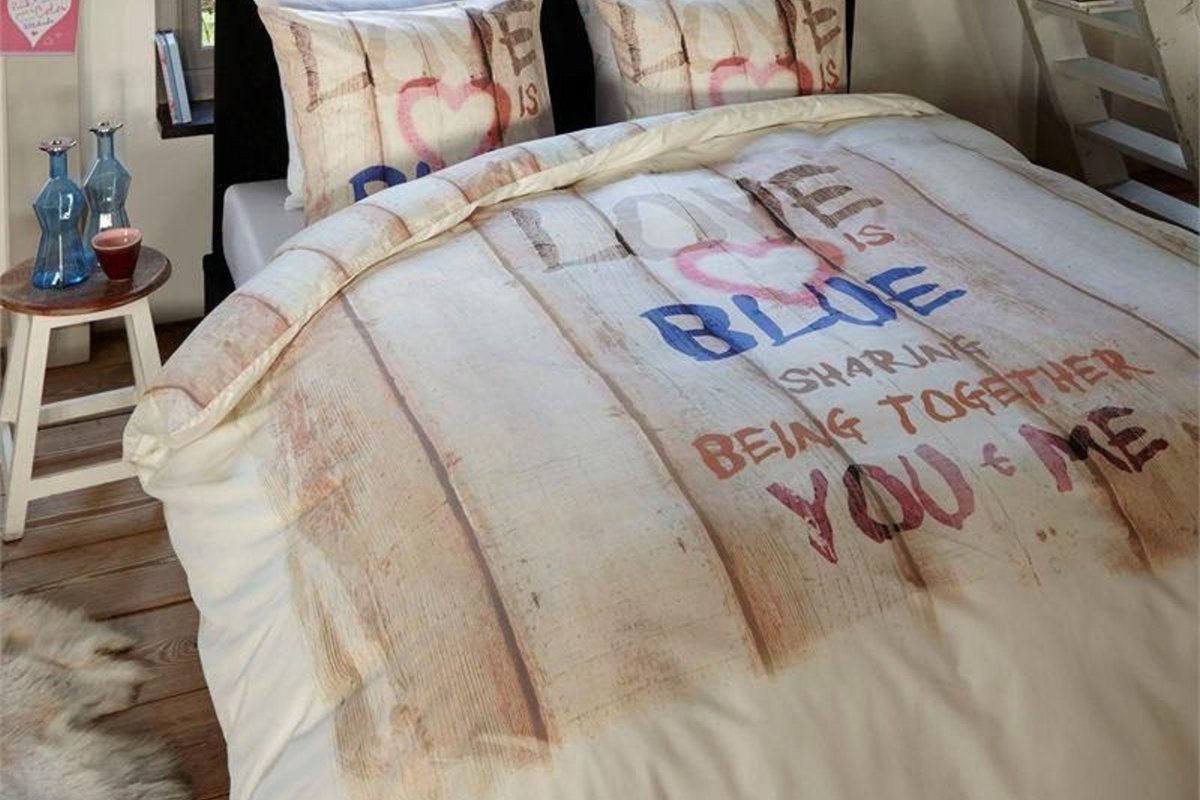 Love-is-Blue-op-bed
