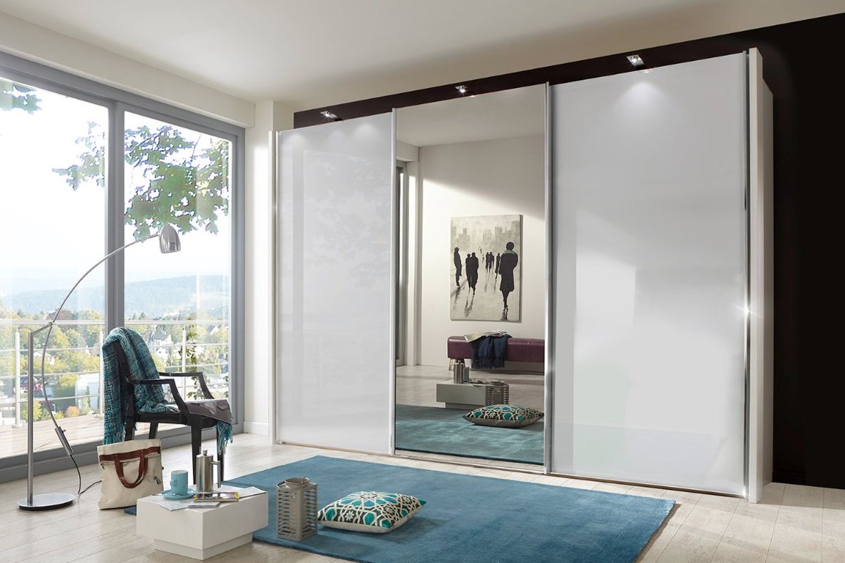 Zweefdeurkast Comfort View met hele deuren, 2 room witglas deuren, 1 spiegeldeur, chromen deurlijsten en zijlijsten