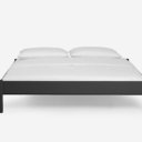 Metalen bed met laag hoofd en voeteneind