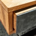 Detail massief houten nachtkastje met leer