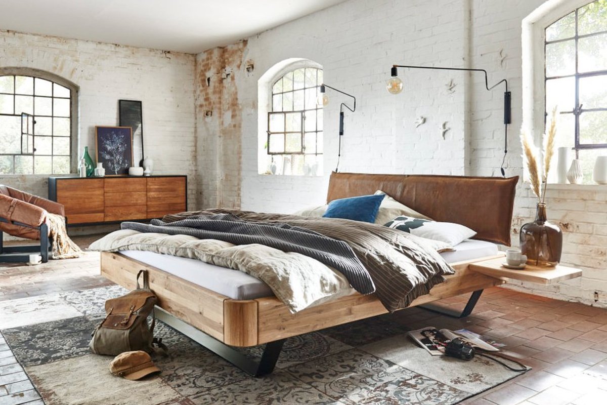 Massief houten bed Skibby eiken blank met beugels en bruin leren hoofdbord