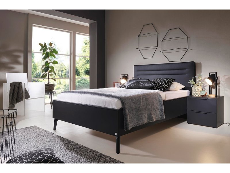 Zwart bed met nachtkastjes