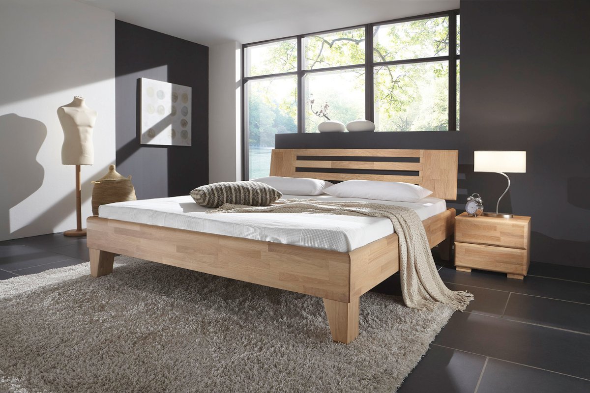 Wild eiken geolied houten bed Max met schuine poten
