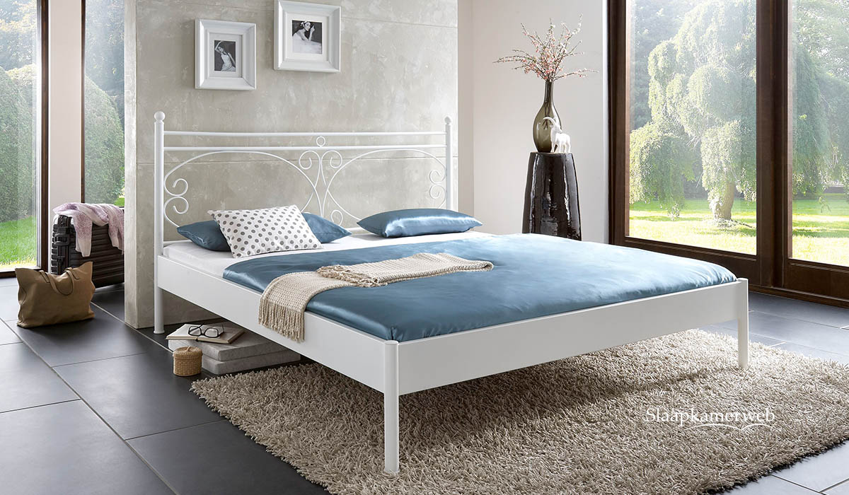 wit metalen bed