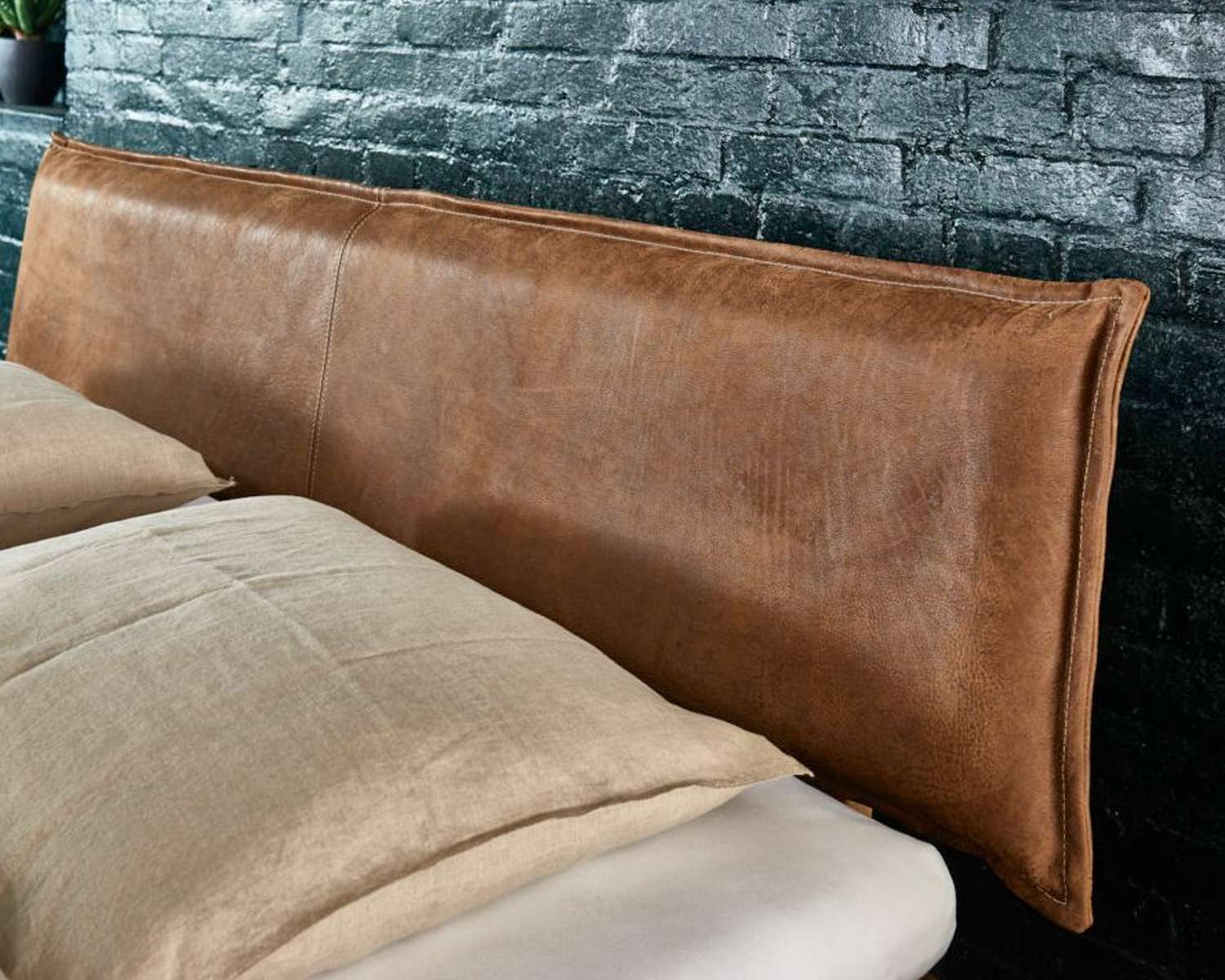 Houten bed Odense met Cognac lederen hoofdbord Houten bed Odense met Cognac lederen hoofdbord