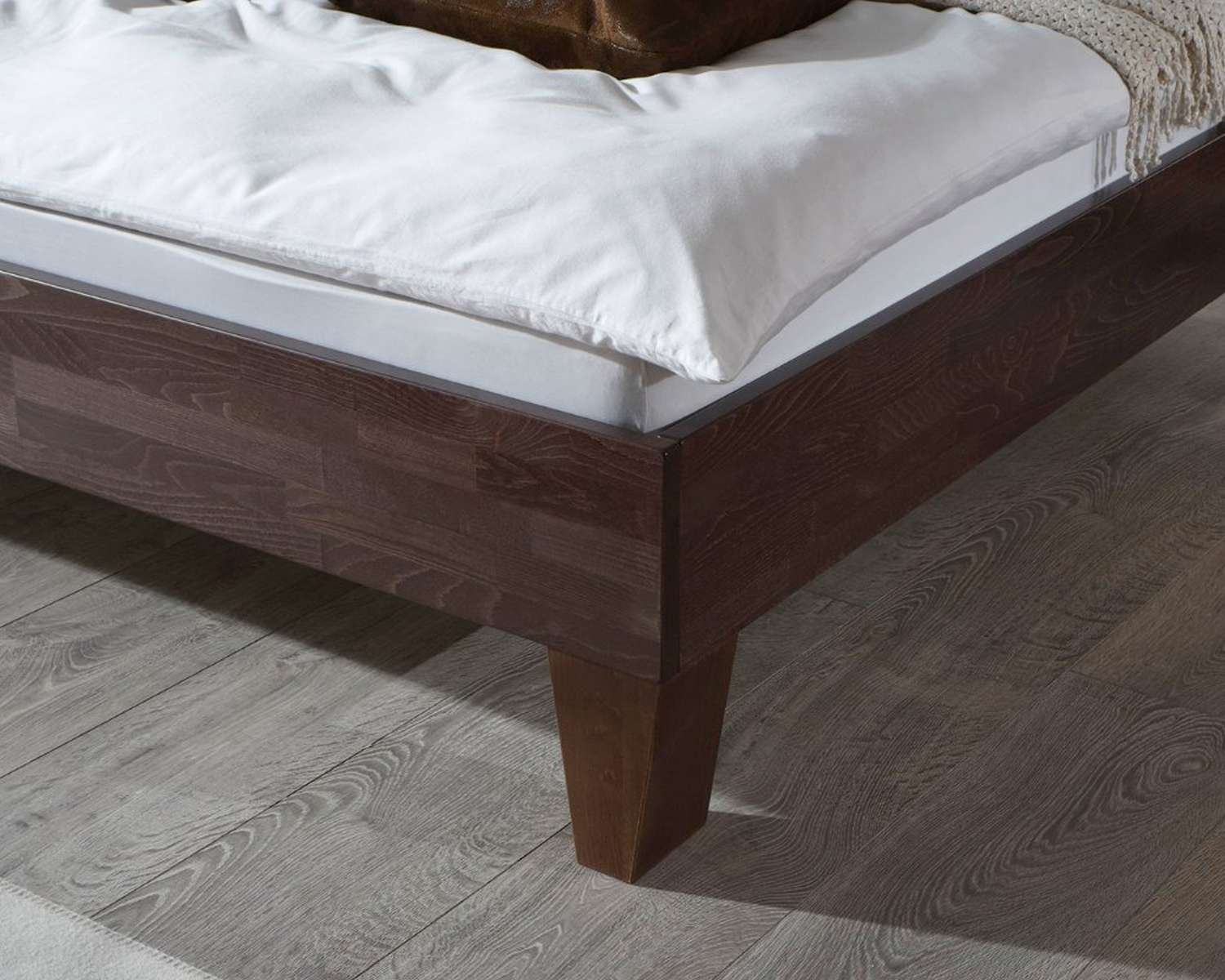 Detail tapse poot houten bed Lucas Detail tapse poot houten bed Lucas