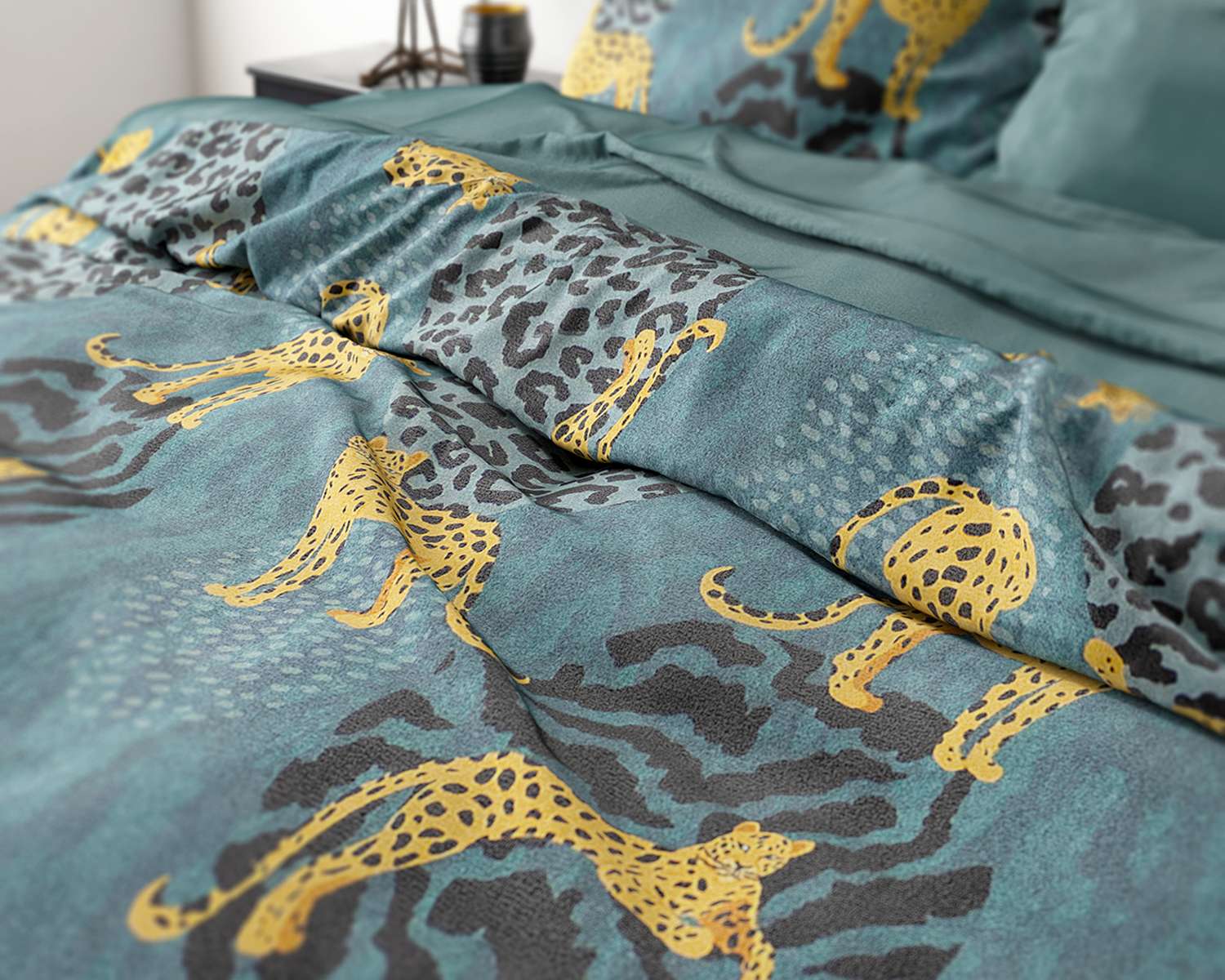 Detail dekbedovertrek met panters