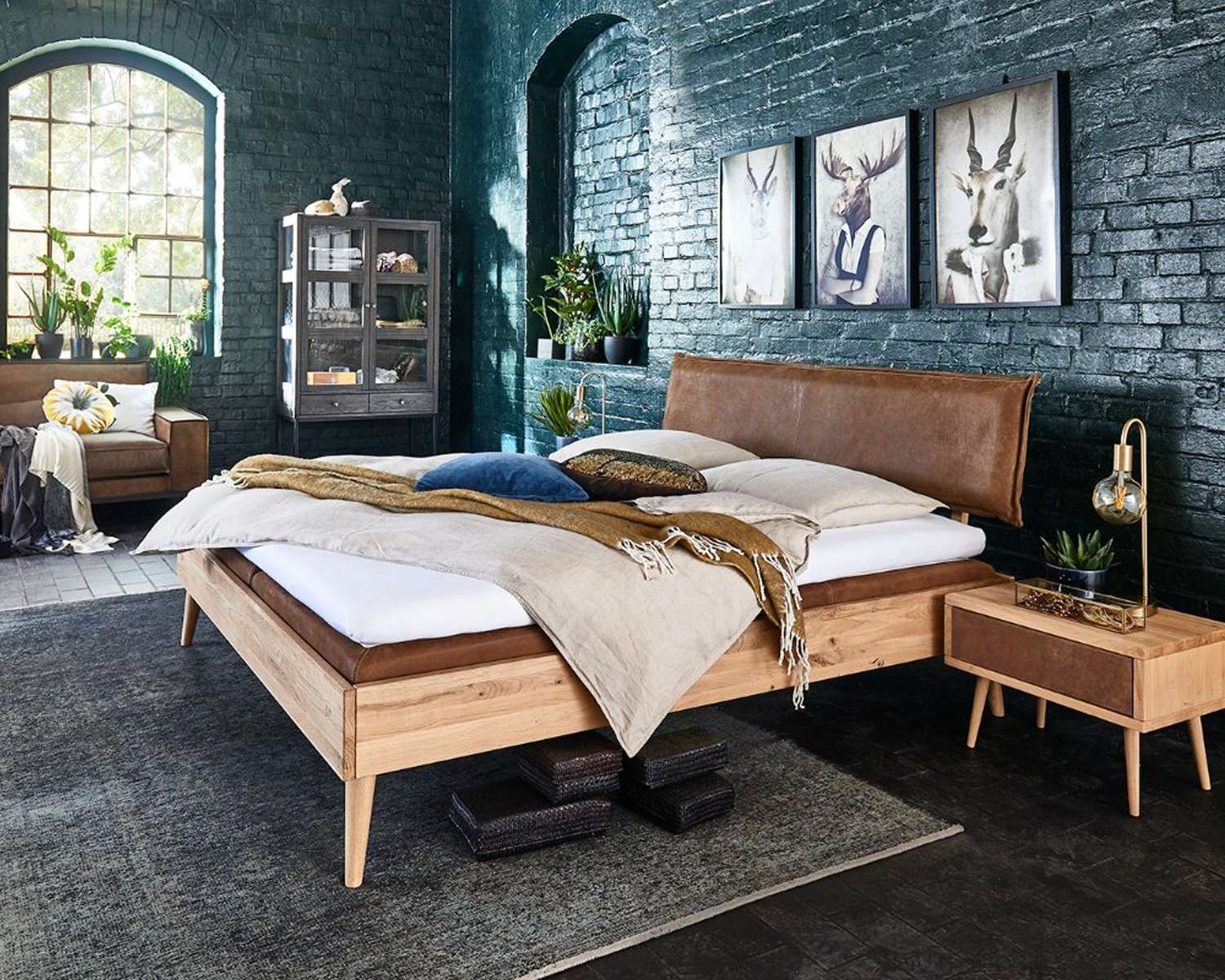Houten bed Raved wild eiken blank met bruin leren hoofdbord Houten bed Raved wild eiken blank met bruin leren hoofdbord