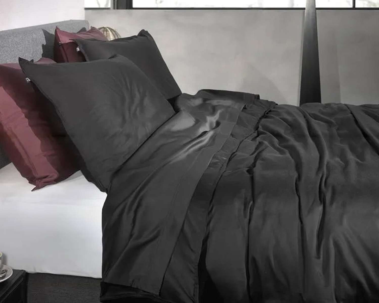 Dekbedovertrek Uni Zwart op bed