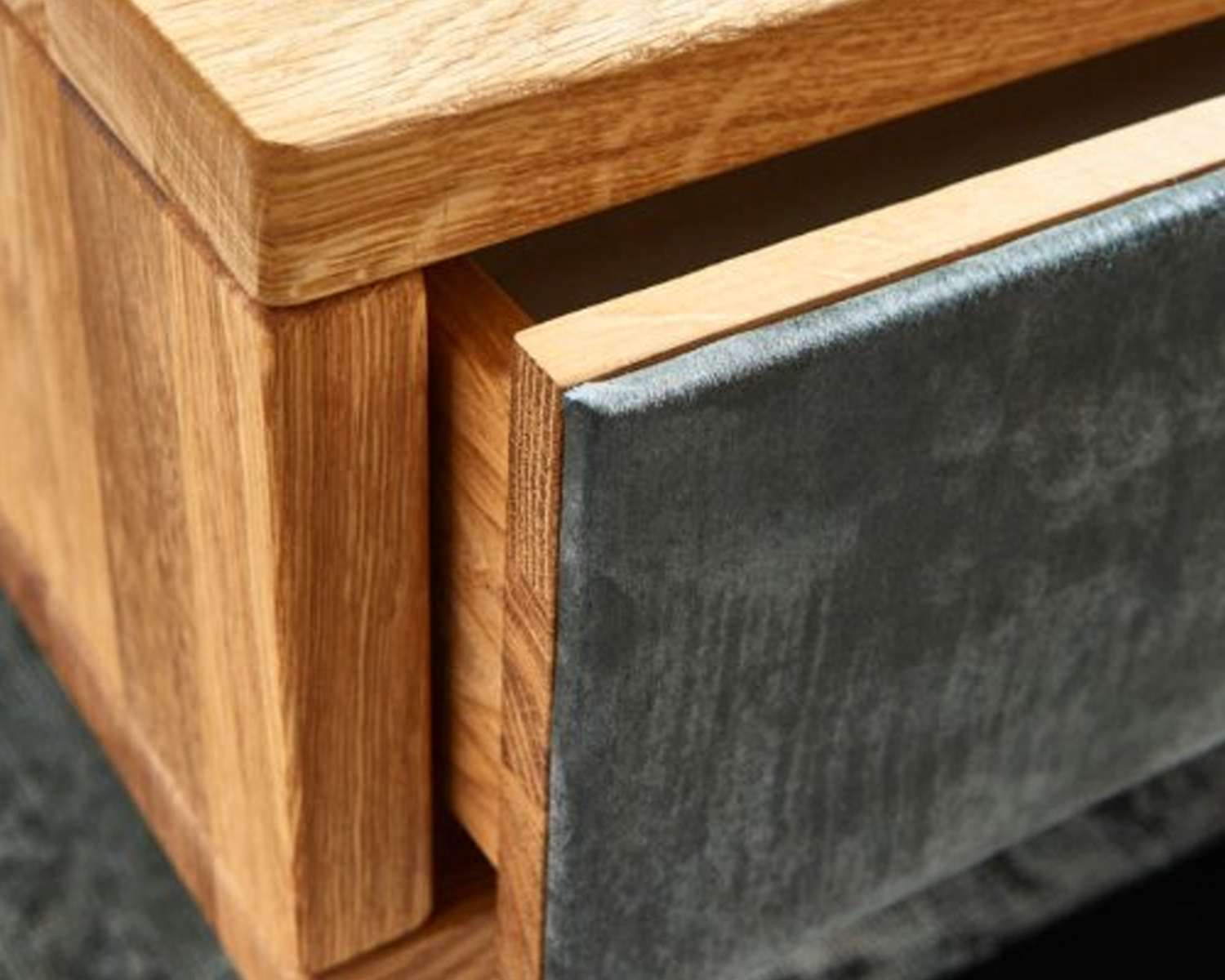 Detail massief houten nachtkastje met leer Detail massief houten nachtkastje met leer