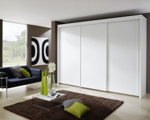 Witte kledingkast