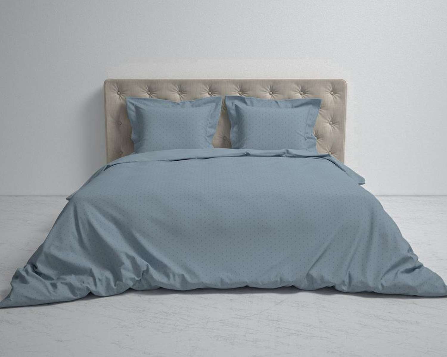 Dekbedovertrek Uni Stippen Blauw Grijs op bed helemaal Dekbedovertrek Uni Stippen Blauw Grijs op bed helemaal