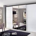 Grote witte kledingkast met spiegeldeuren