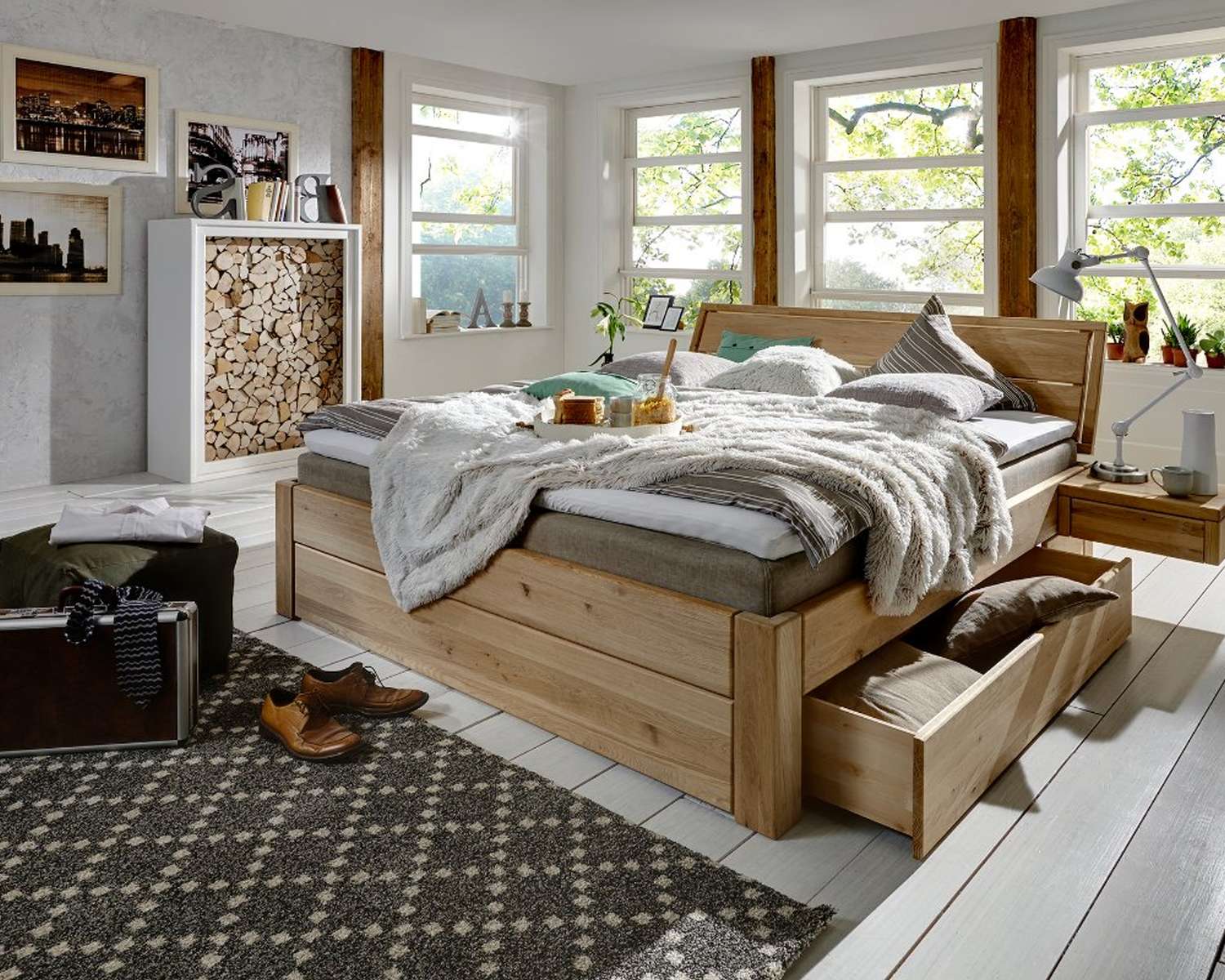 Blank eiken houten bed met laden Blank eiken houten bed met laden