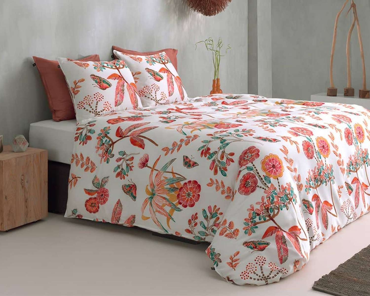 Dekbedovertrek kleurige bloemen en vlinders op bed Dekbedovertrek kleurige bloemen en vlinders op bed