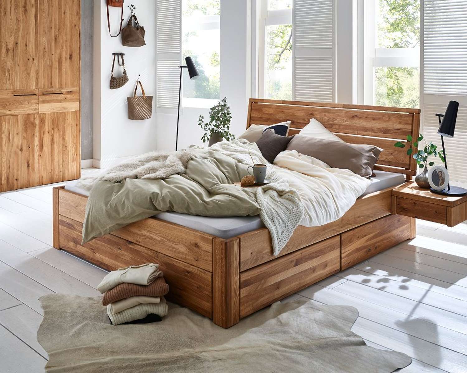 Massief eiken geolied houten bed met laden en hangend nachtkastje Massief eiken geolied houten bed met laden en hangend nachtkastje