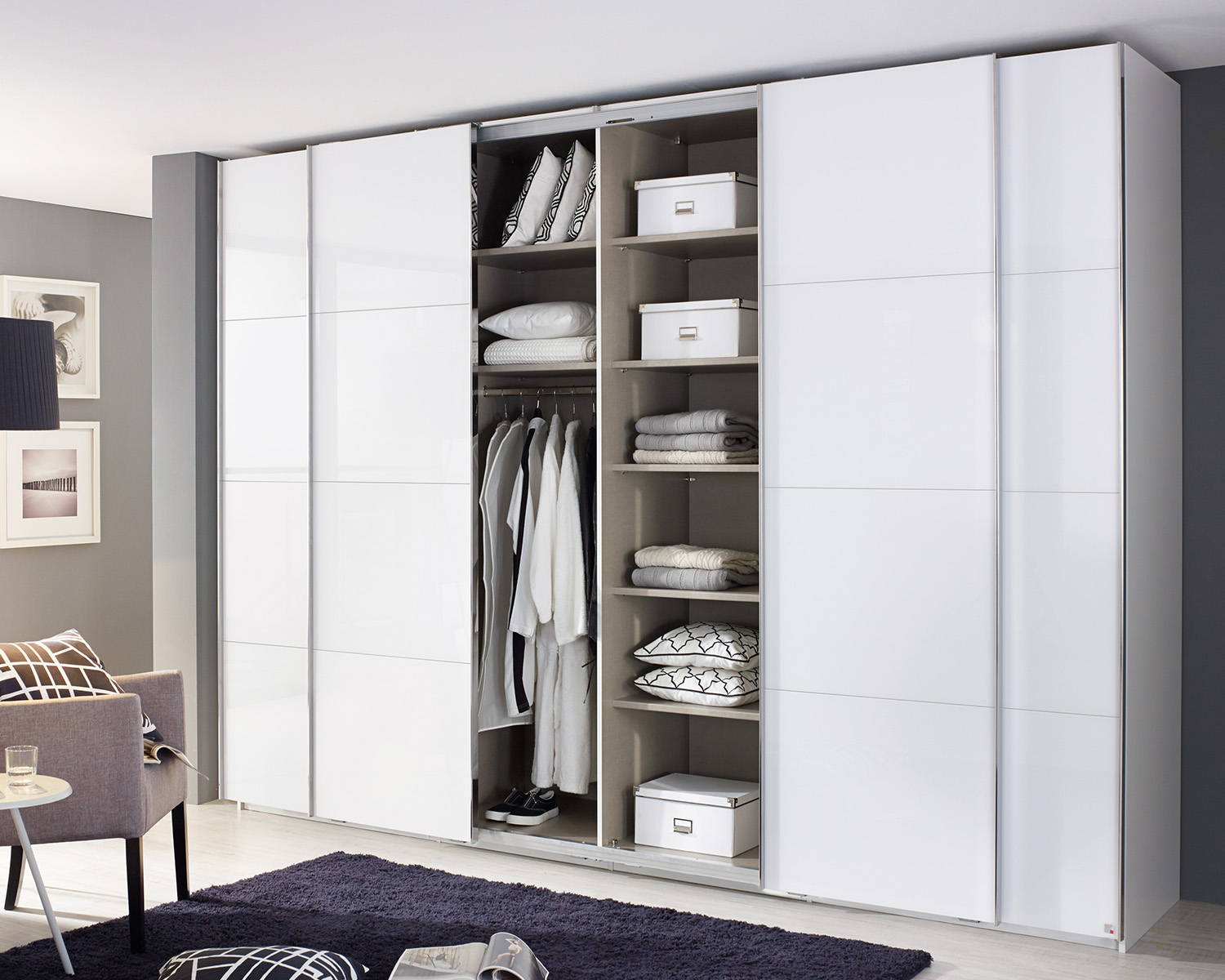 Kledingkast met synchroonopening open Kledingkast met synchroonopening open