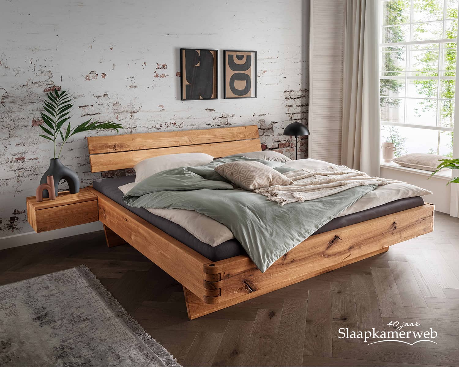 Eiken bed met houten hoofdbord Eiken bed met houten hoofdbord