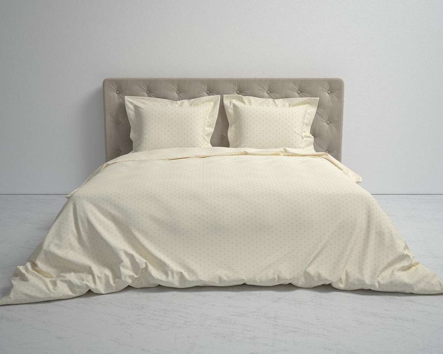 Dekbedovertrek Uni Stippen Creme op bed helemaal