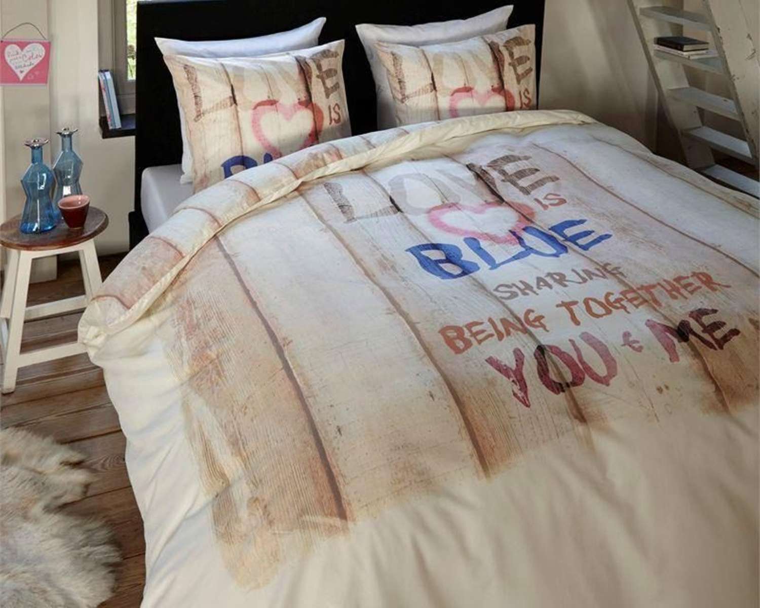 Love-is-Blue-op-bed