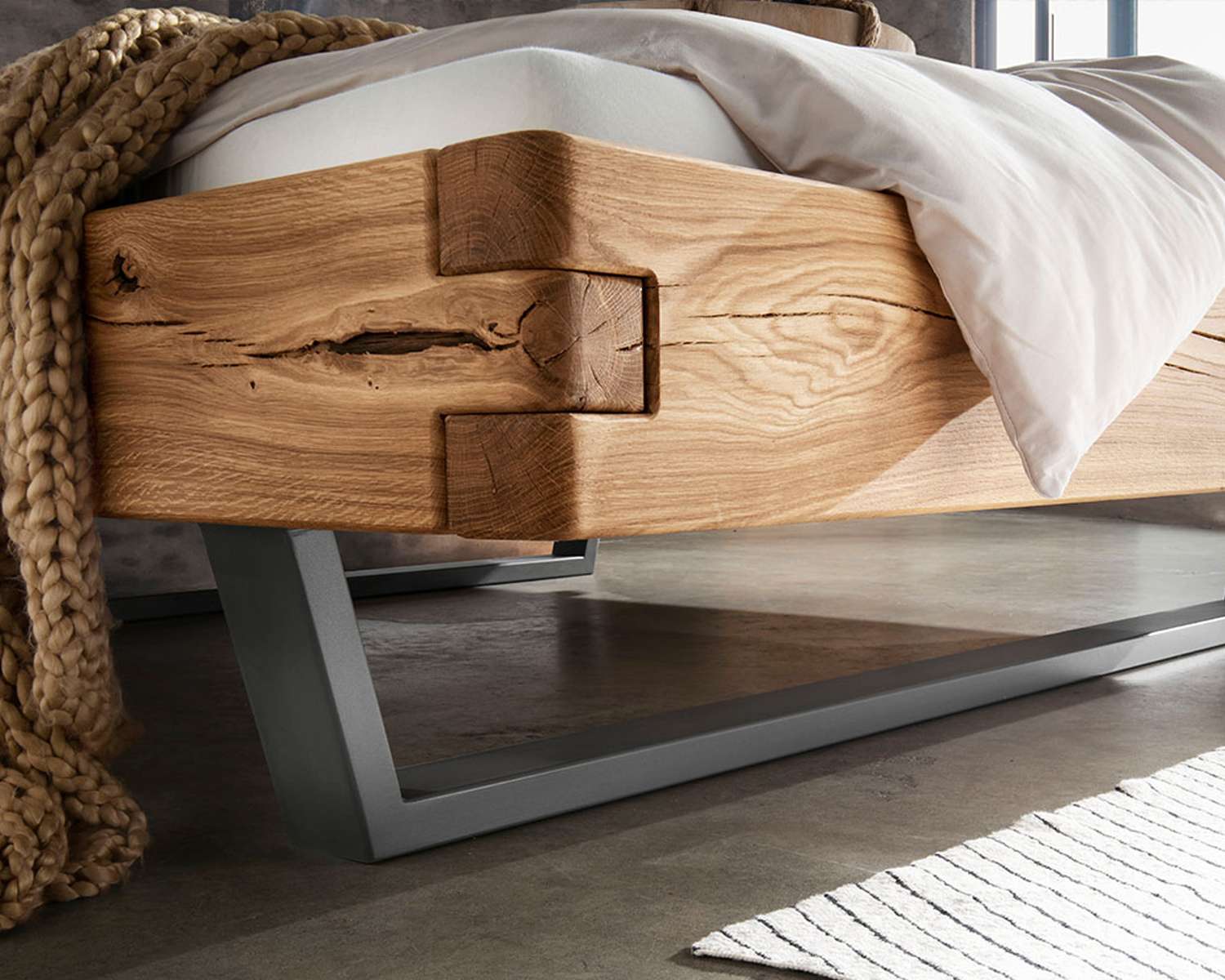 Robuust houten balkenbed Kingston beugel poten