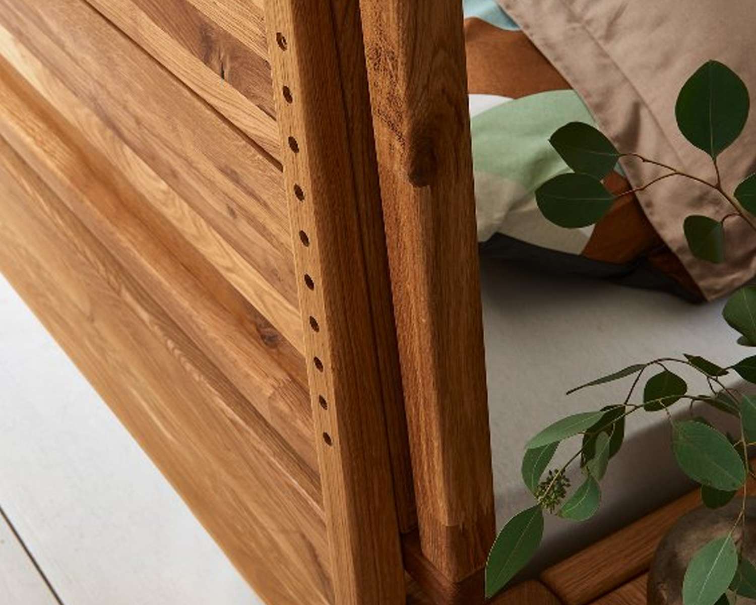 Detail bevestiging massief houten hoofdbord Detail bevestiging massief houten hoofdbord