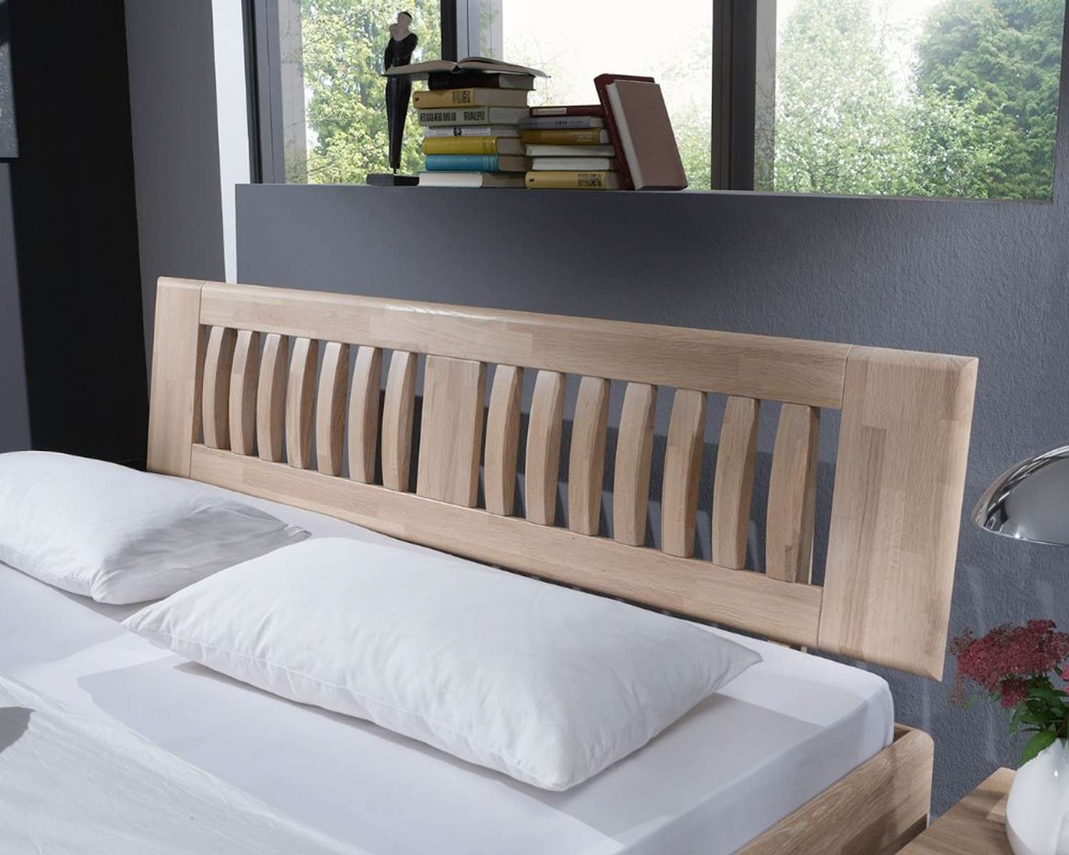 Detail hoofdbord houten bed Job wild eiken geolied Detail hoofdbord houten bed Job wild eiken geolied