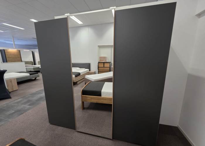 Voordelige zweefdeurkast 225cm breed