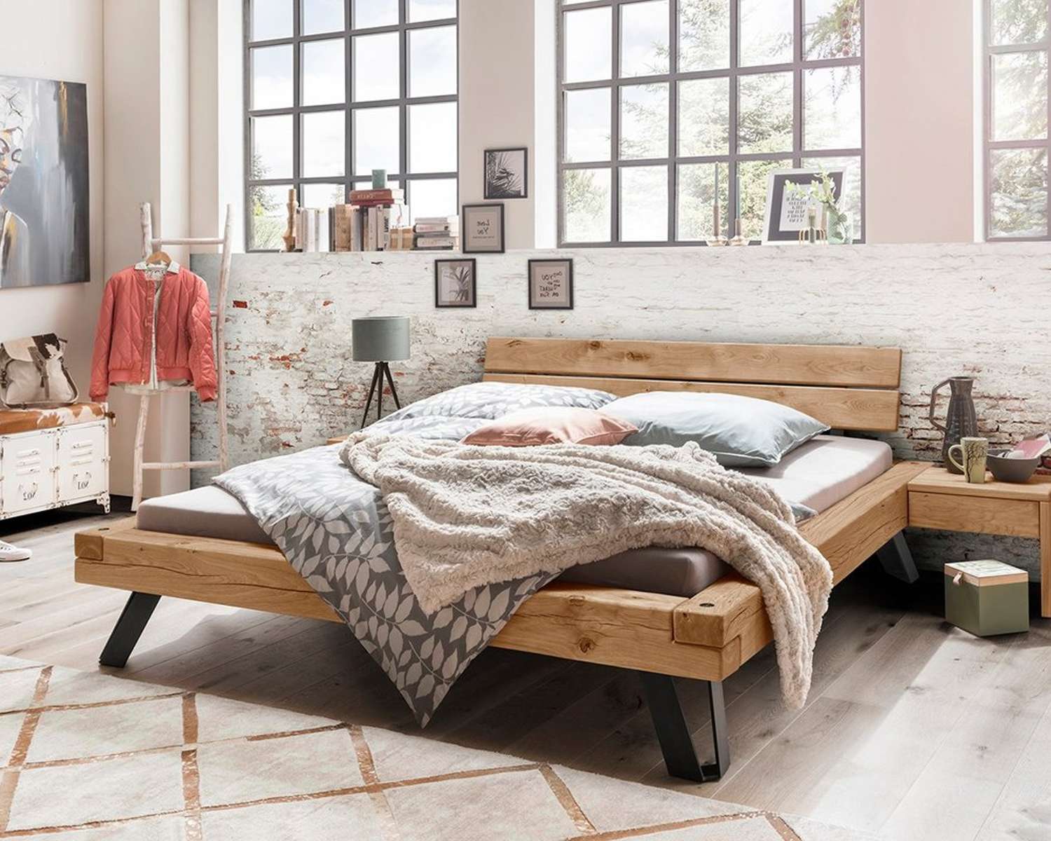 Robuust houten bed met 4 metalen poten