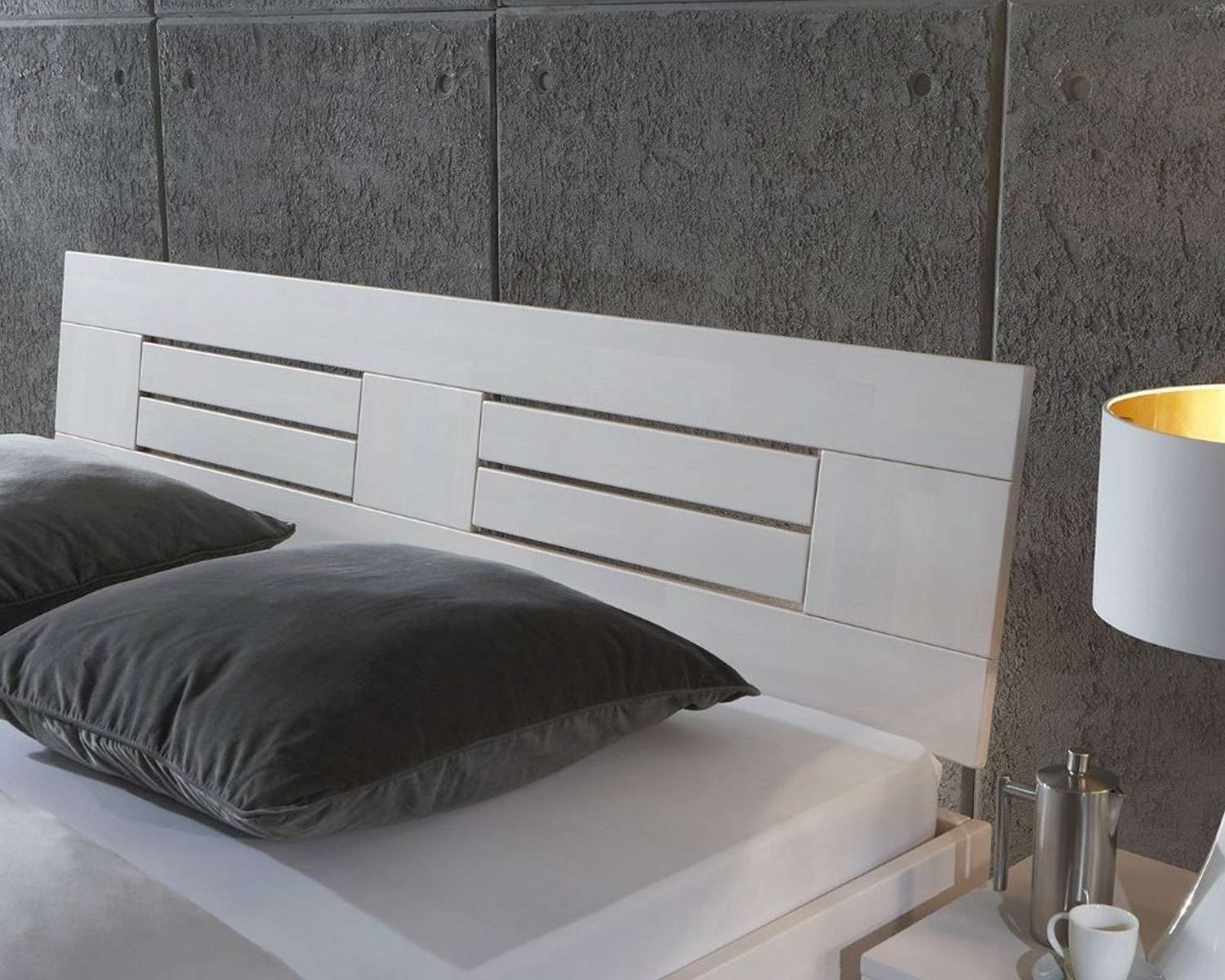 Detail hoofdbord houten bed Luuk wit gebeitst