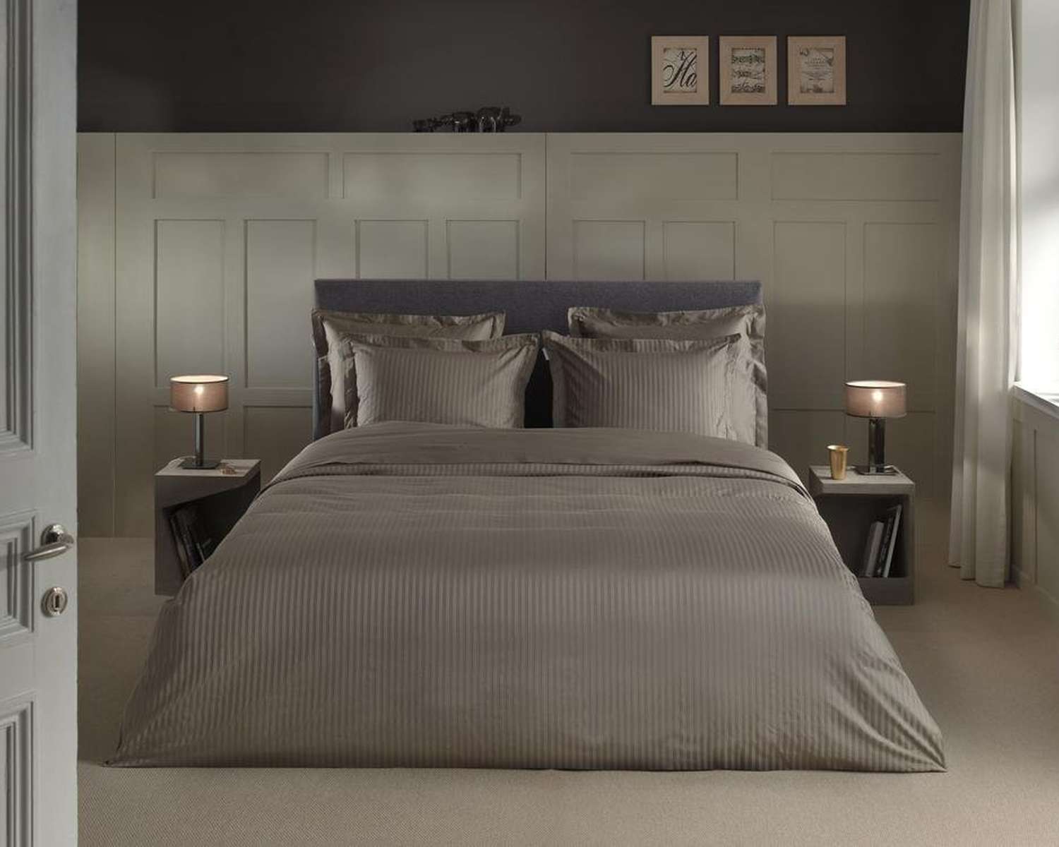 Uni Linea Taupe op bed helemaal Uni Linea Taupe op bed helemaal