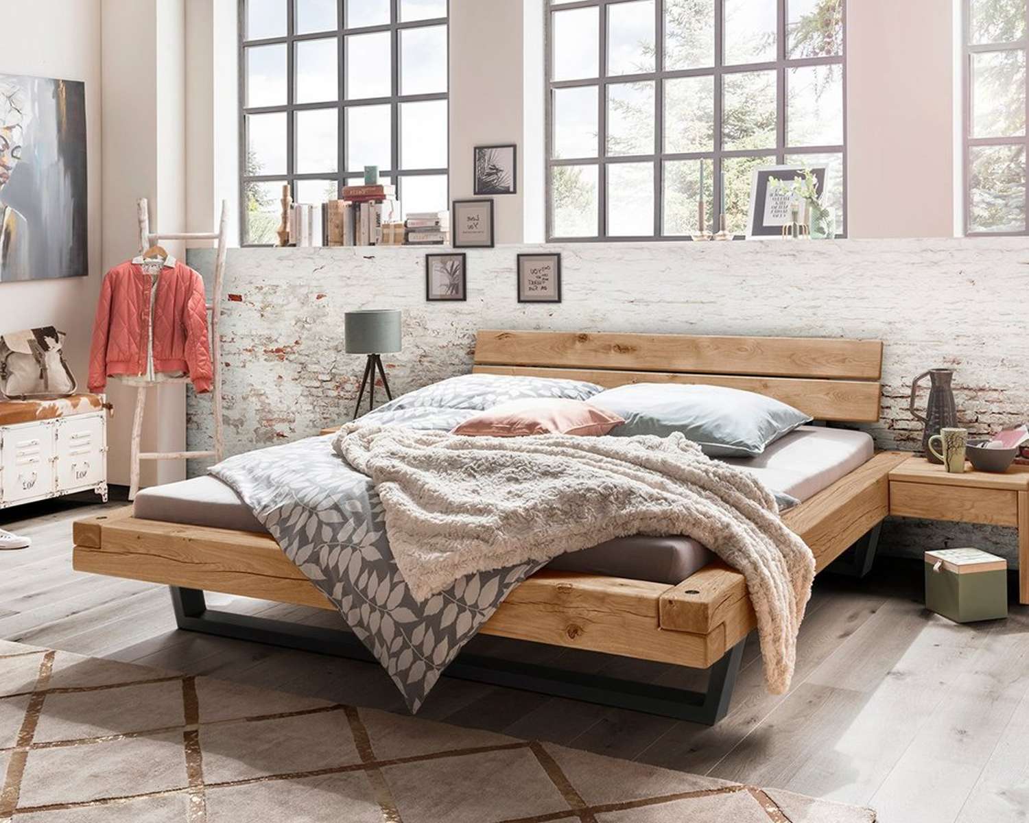 Wild eiken houten bed met metalen beugels Wild eiken houten bed met metalen beugels