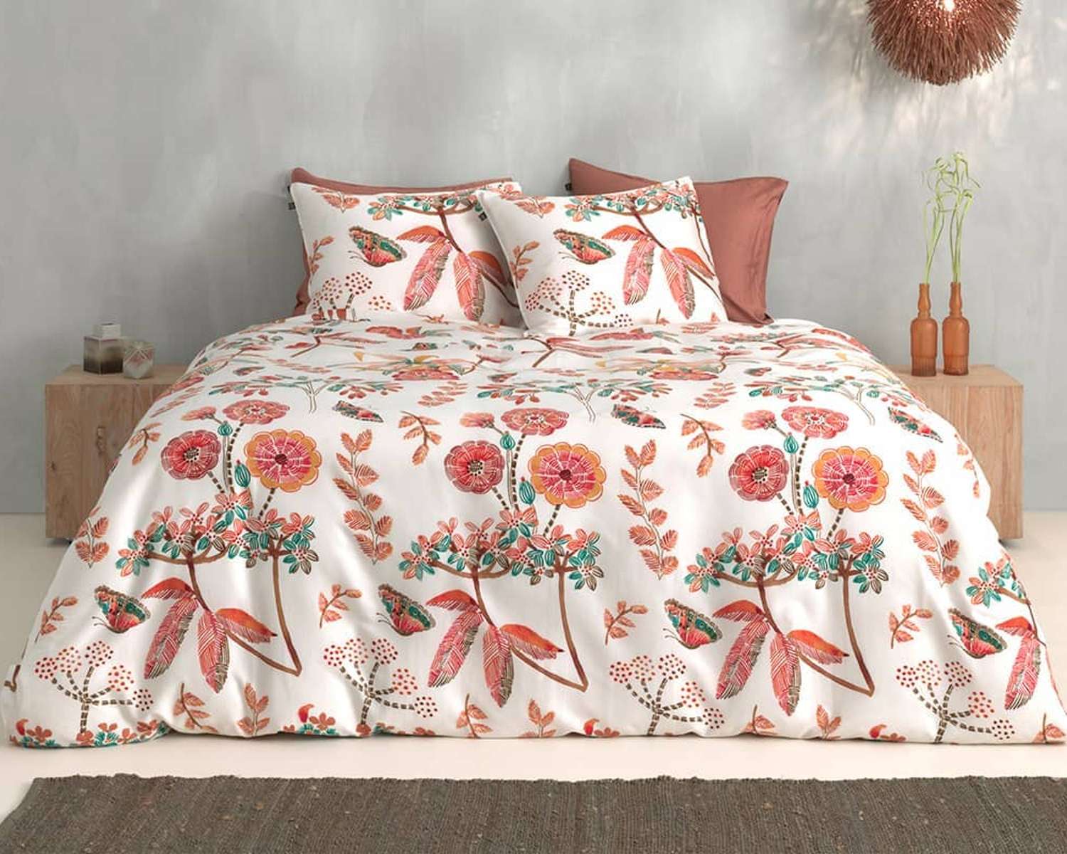 Dekbedovertrek kleurige bloemen en vlinders op bed voeteneind Dekbedovertrek kleurige bloemen en vlinders op bed voeteneind
