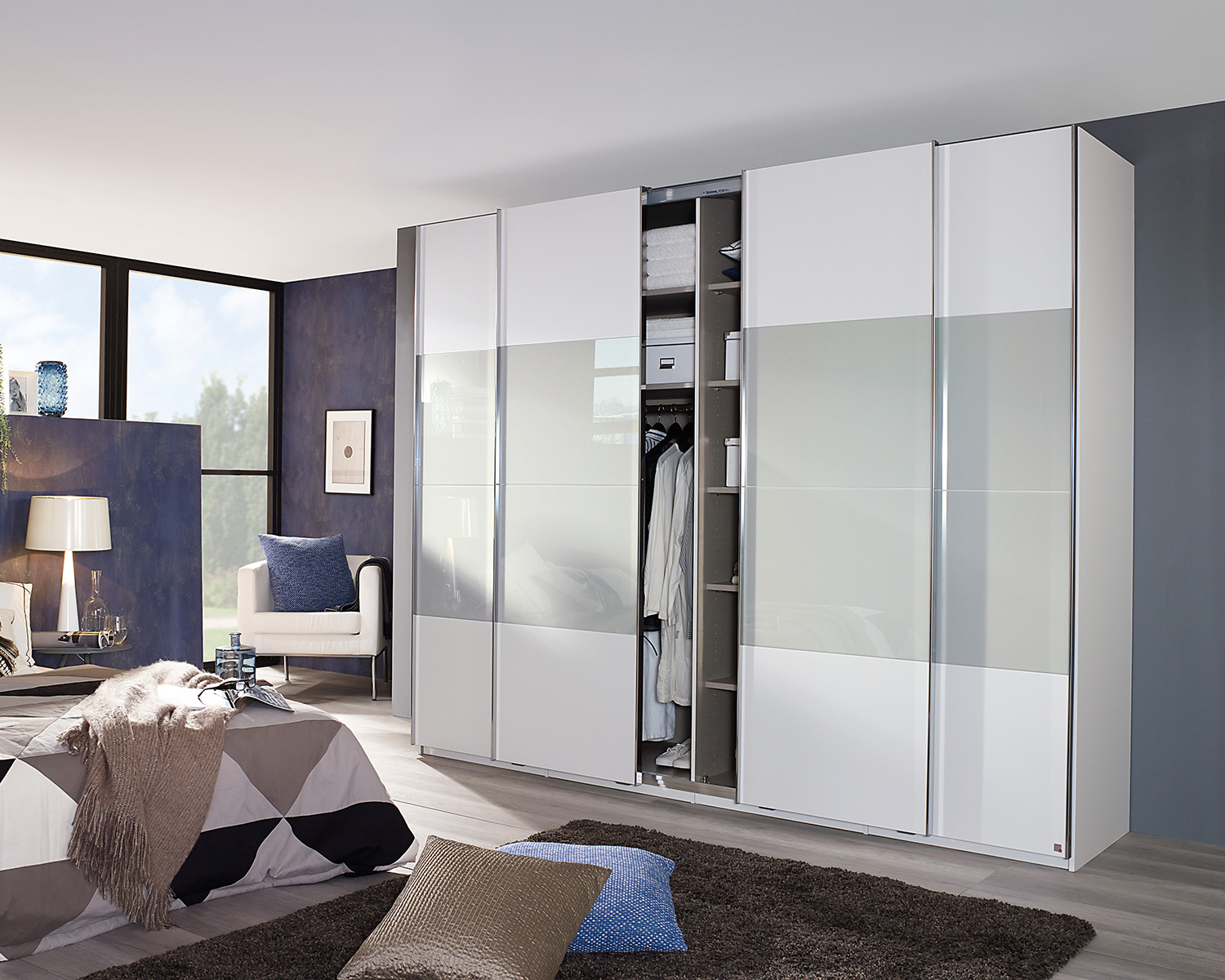 Kledingkast alpine wit met zijde grijs glaspanelen open Kledingkast alpine wit met zijde grijs glaspanelen open