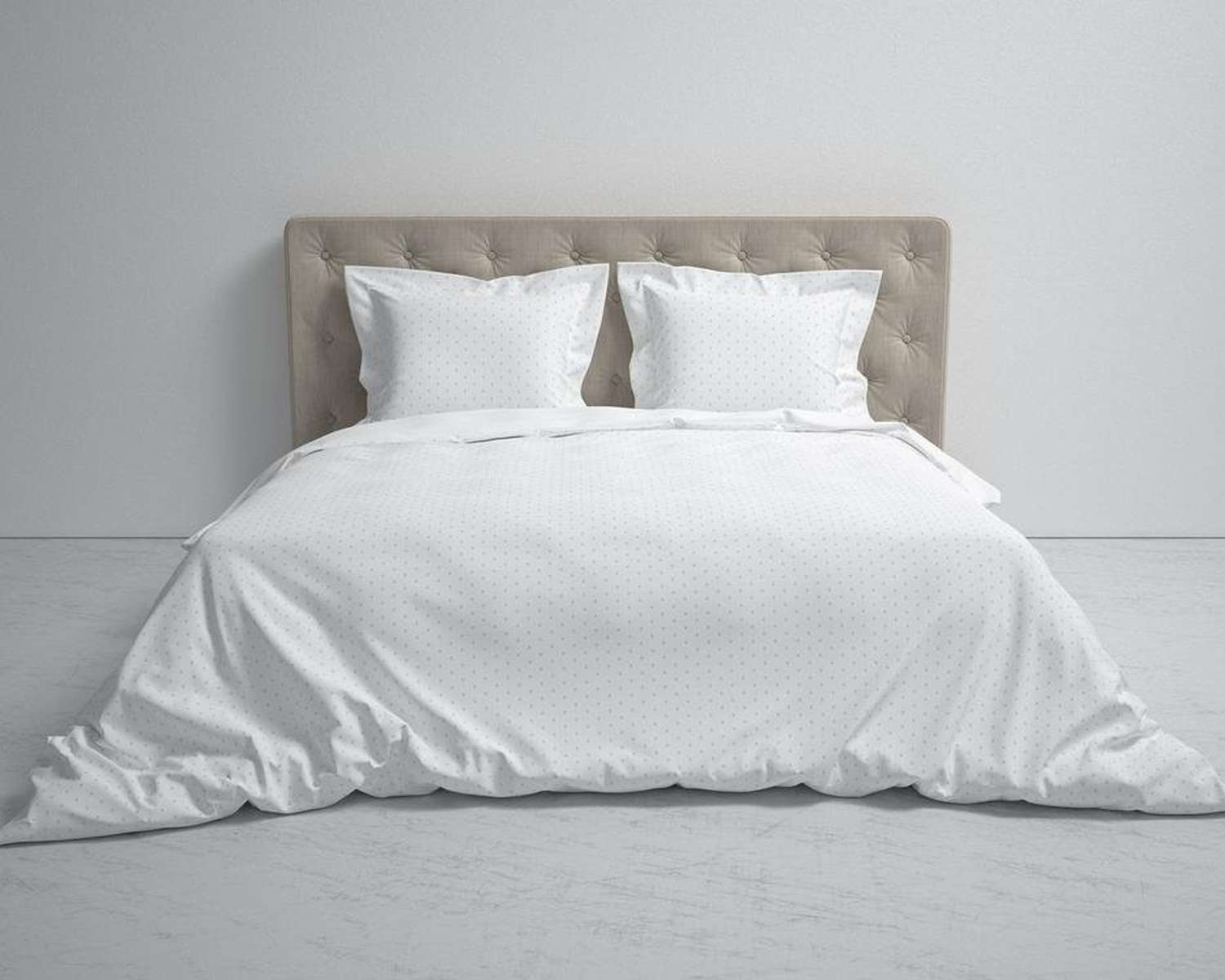 Dekbedovertrek Uni Stippen Wit op bed helemaal